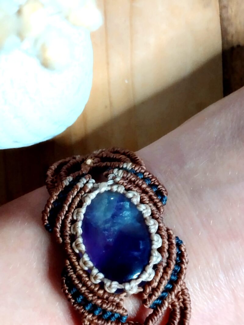 Manchette en macramé avec améthyste naturelle, fil noir, marron et taupe, perles laiton