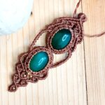 Sautoir artisanal en macramé marron avec deux agates vertes et perles laiton