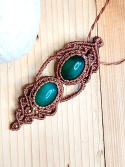 Sautoir artisanal en macramé marron avec deux agates vertes et perles laiton