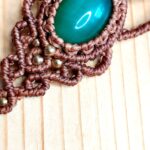 Sautoir artisanal en macramé marron avec deux agates vertes et perles laiton