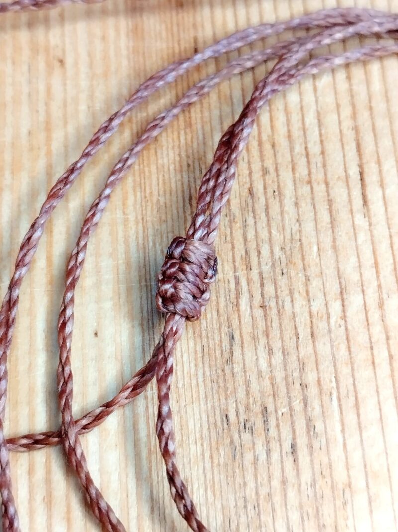 Sautoir artisanal en macramé marron avec deux agates vertes et perles laiton