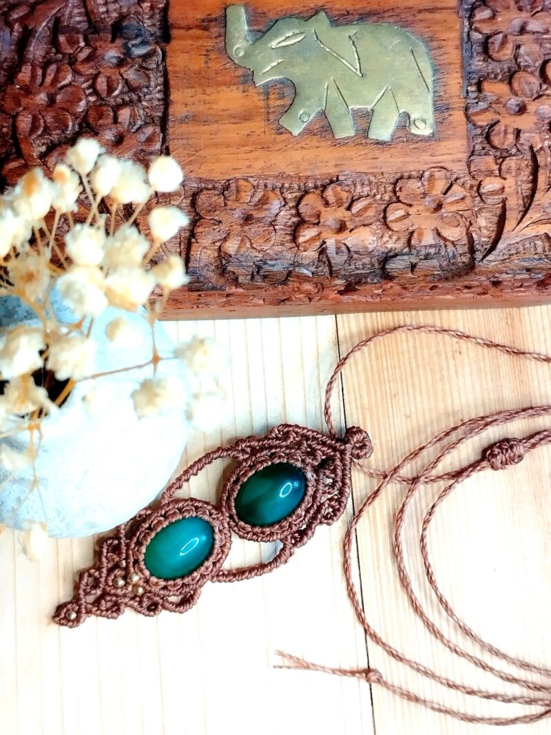 Sautoir artisanal en macramé marron avec deux agates vertes et perles laiton