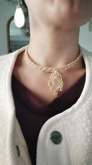 Ras de cou bohème en macramé beige avec pierre quartz rose et perles laiton