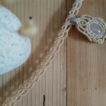 Ras de cou bohème en macramé beige avec pierre quartz rose et perles laiton