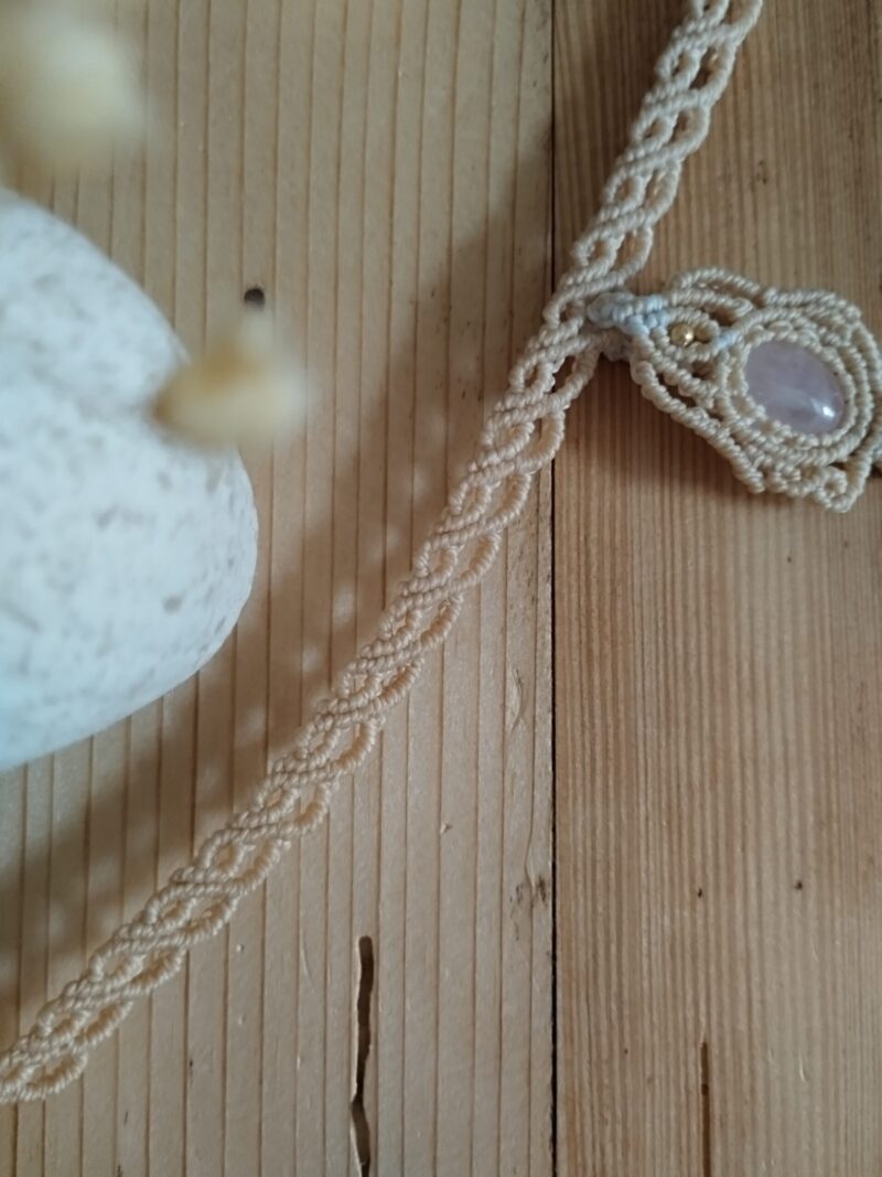 Ras de cou bohème en macramé beige avec pierre quartz rose et perles laiton