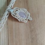 Ras de cou bohème en macramé beige avec pierre quartz rose et perles laiton