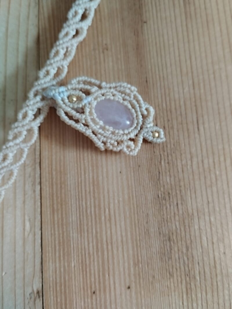 Ras de cou bohème en macramé beige avec pierre quartz rose et perles laiton