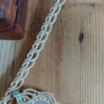 Ras de cou bohème en macramé beige avec pierre quartz rose et perles laiton