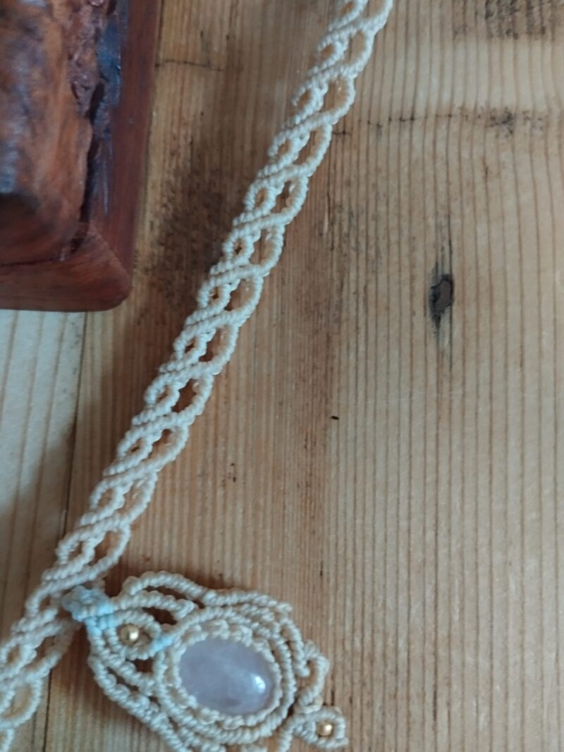 Ras de cou bohème en macramé beige avec pierre quartz rose et perles laiton