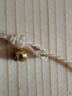 Ras de cou bohème en macramé beige avec pierre quartz rose et perles laiton