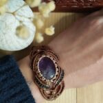 Manchette en macramé avec améthyste naturelle, fil noir, marron et taupe, perles laiton