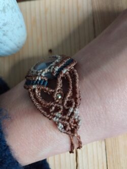 Manchette en macramé avec améthyste naturelle, fil noir, marron et taupe, perles laiton