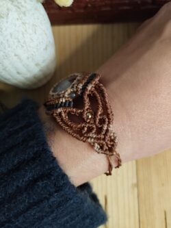 Manchette en macramé avec améthyste naturelle, fil noir, marron et taupe, perles laiton