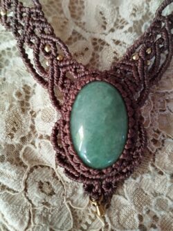 Collier dentelles en macramé marron foncé avec aventurine verte et perles laiton