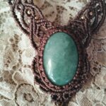 Collier dentelles en macramé marron foncé avec aventurine verte et perles laiton