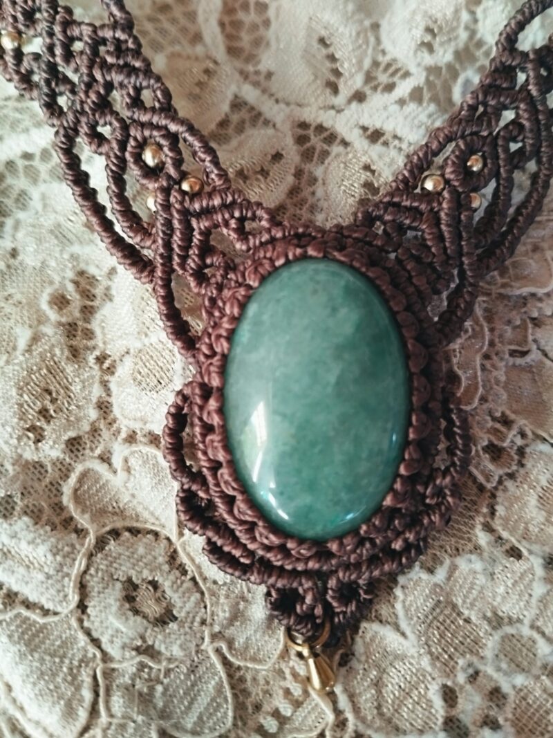 Collier dentelles en macramé marron foncé avec aventurine verte et perles laiton