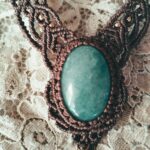 Collier dentelles en macramé marron foncé avec aventurine verte et perles laiton