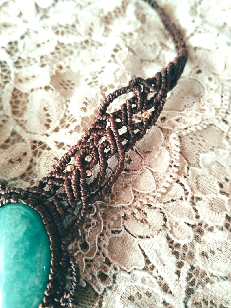 Collier dentelles en macramé marron foncé avec aventurine verte et perles laiton