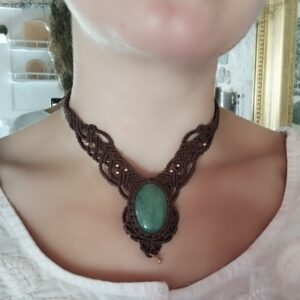 Collier dentelles en macramé marron foncé avec aventurine verte et perles laiton