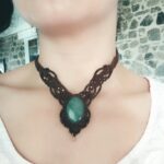 Collier dentelles en macramé marron foncé avec aventurine verte et perles laiton