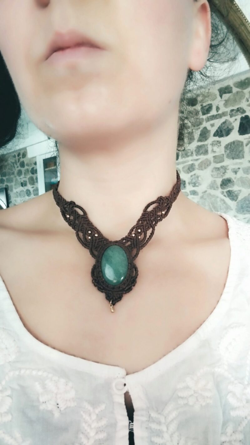 Collier dentelles en macramé marron foncé avec aventurine verte et perles laiton