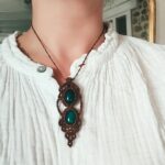 Sautoir artisanal en macramé marron avec deux agates vertes et perles laiton
