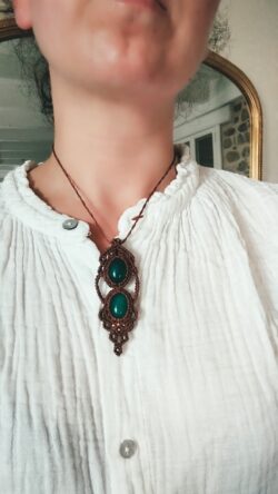 Sautoir artisanal en macramé marron avec deux agates vertes et perles laiton