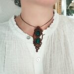 Sautoir artisanal en macramé marron avec deux agates vertes et perles laiton
