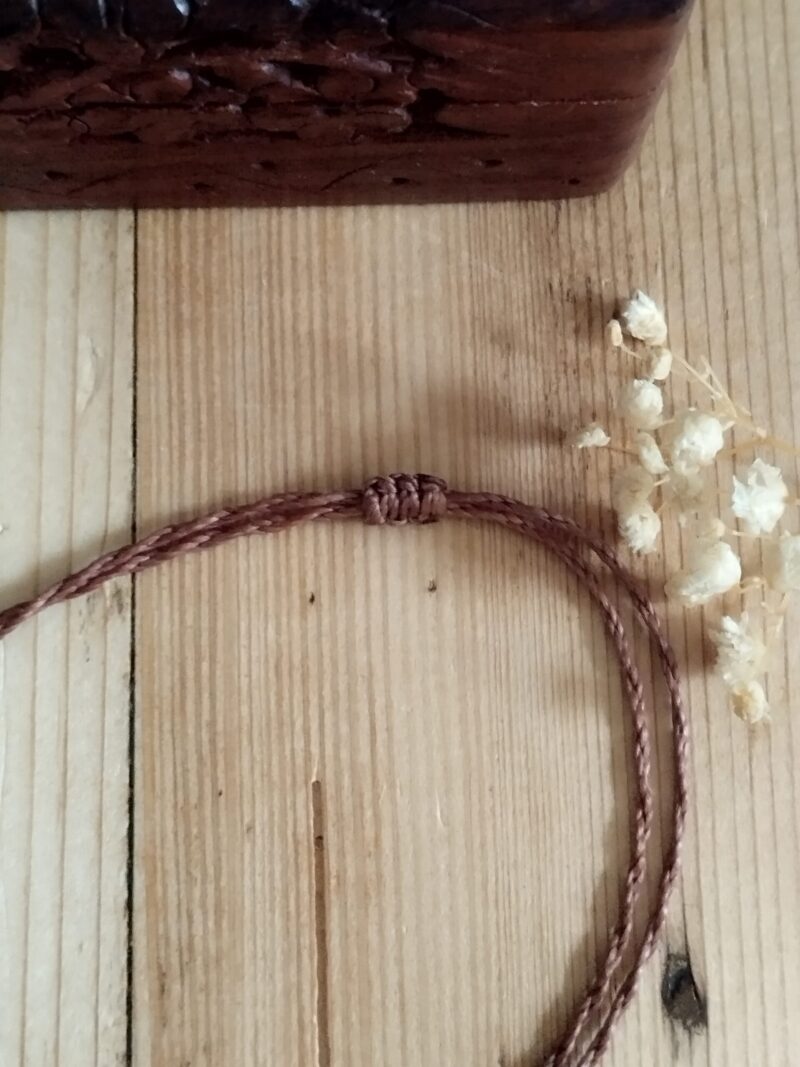 Sautoir artisanal en macramé marron avec deux agates vertes et perles laiton