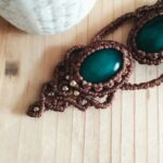 Sautoir artisanal en macramé marron avec deux agates vertes et perles laiton