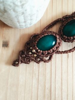 Sautoir artisanal en macramé marron avec deux agates vertes et perles laiton
