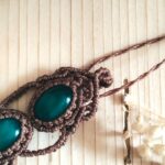 Sautoir artisanal en macramé marron avec deux agates vertes et perles laiton