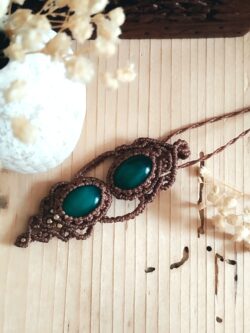 Sautoir artisanal en macramé marron avec deux agates vertes et perles laiton