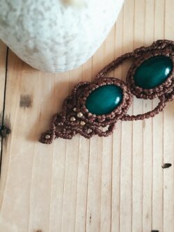 Sautoir artisanal en macramé marron avec deux agates vertes et perles laiton