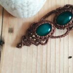 Sautoir artisanal en macramé marron avec deux agates vertes et perles laiton