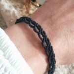 Bracelet noir réglable en macramé avec perles acier inoxydable