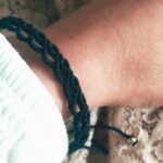 Bracelet noir réglable en macramé avec perles acier inoxydable