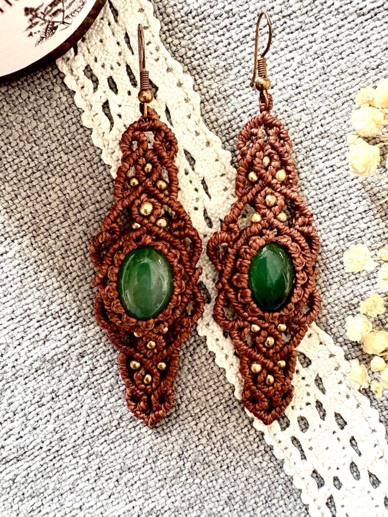 Boucles d’oreilles en macramé artisanal avec agate verte naturelle