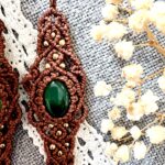 Boucles d’oreilles en macramé artisanal avec agate verte naturelle