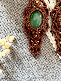 Boucles d’oreilles en macramé artisanal avec agate verte naturelle