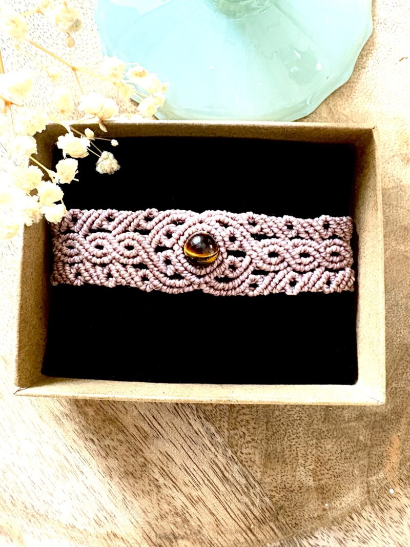 Bracelet macramé marron glacé avec perle œil de tigre et motifs arabesques