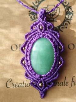 Talisman violet en macramé avec aventurine verte