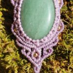Talisman lilas en macramé avec aventurine verte
