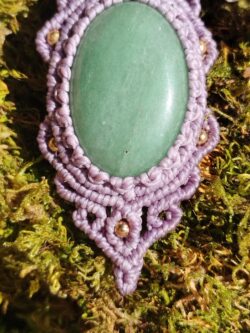 Talisman lilas en macramé avec aventurine verte