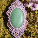 Talisman lilas en macramé avec aventurine verte