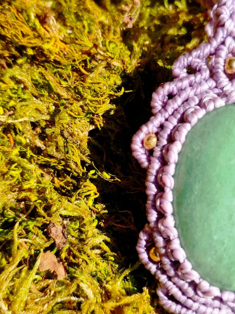 Talisman lilas en macramé avec aventurine verte