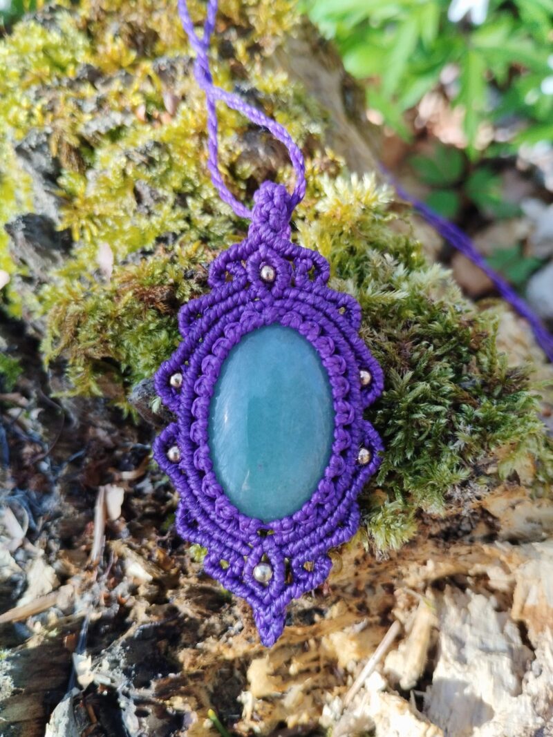 Talisman violet en macramé avec aventurine verte