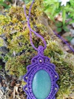Talisman violet en macramé avec aventurine verte