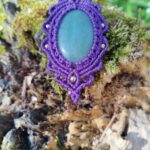 Talisman violet en macramé avec aventurine verte
