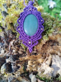 Talisman violet en macramé avec aventurine verte